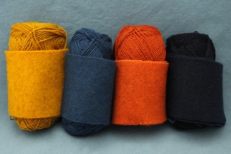 Farben mit pflanzengefärbten Stoffen im Vergleich/colours with matching plant-dyed fabric samples
