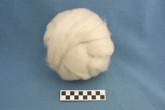 Wolle von der Walliser Schwarznase, Kardenband