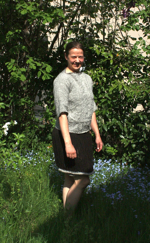 rekonstruierte Frauenkleidung der Bronzezeit, getragen/reconstructed Bronze Age women's garments, worn