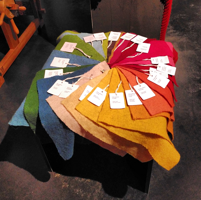 mit Naturfarben gefärbte Stoffstücke/naturally dyed fabric swatches